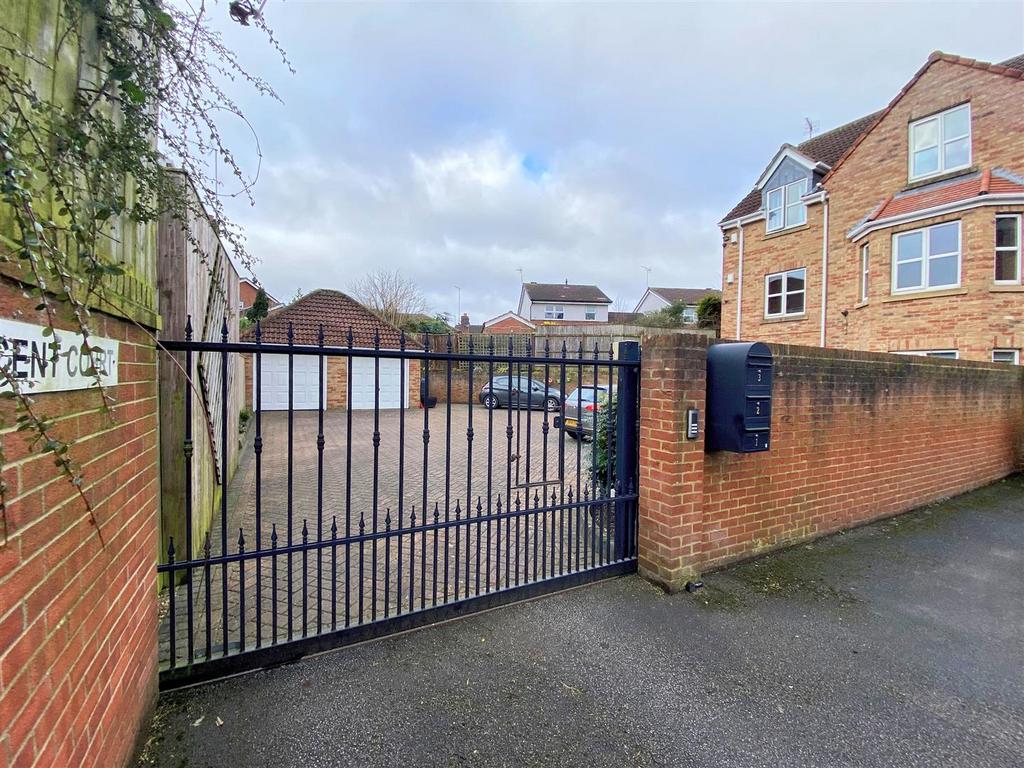 Crescent Court, Main Street, Willerby, Hull 2 bed apartment for sale
