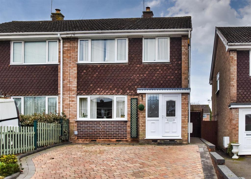 61 Avenue, Penn... 3 bed semidetached house for sale £269,950