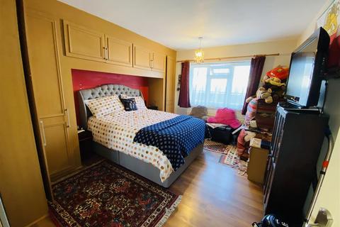 2 bedroom flat for sale, Apsley Close, Harrow HA2