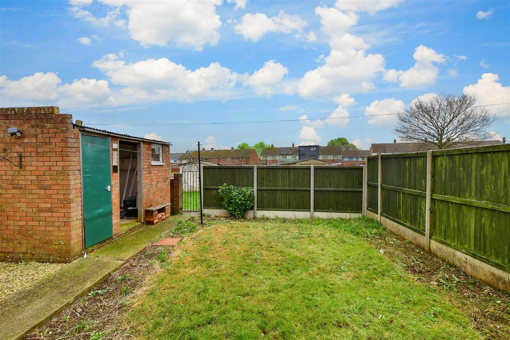 Hill Crescent, Aylesham, Canterbury... 3 bed semidetached house for