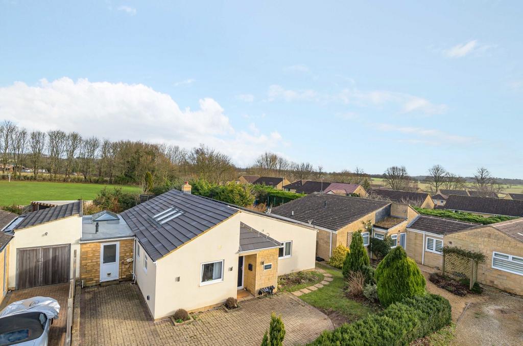 Links View, Cirencester, Gloucestershire, GL7 4 bed bungalow for sale