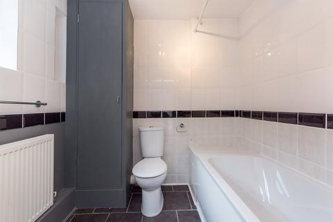 1 bedroom flat for sale, Station Street, PE21