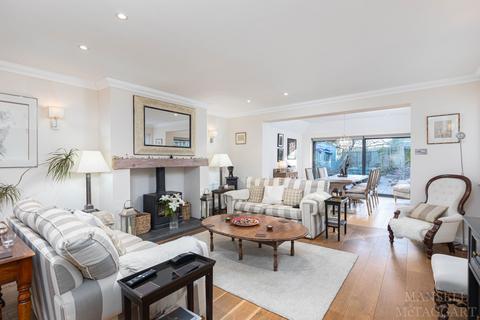 8 Bakers Lane, Lingfield, RH7 6HD
