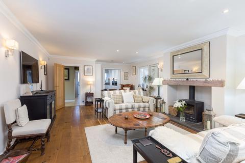 8 Bakers Lane, Lingfield, RH7 6HD