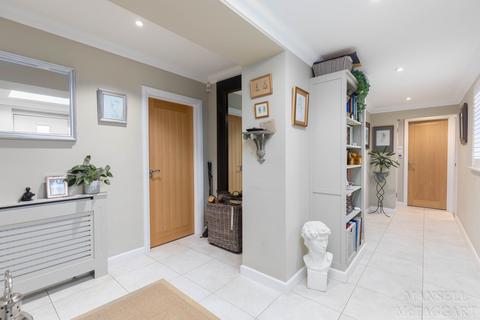 8 Bakers Lane, Lingfield, RH7 6HD
