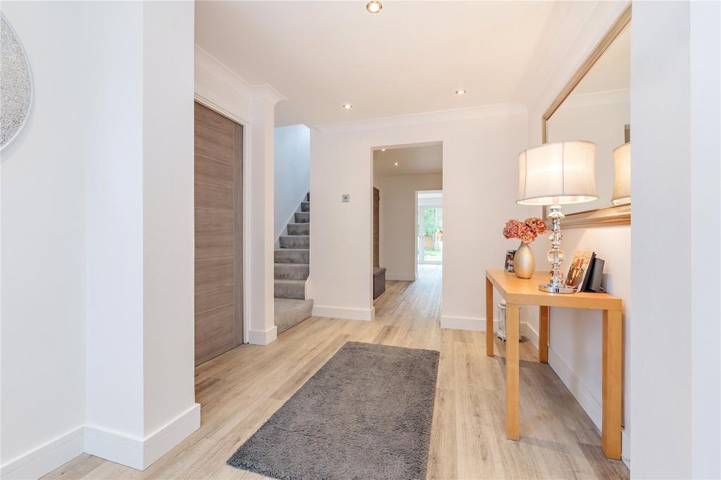 Park Crescent, Elstree, Borehamwood... 4 bed semidetached house £