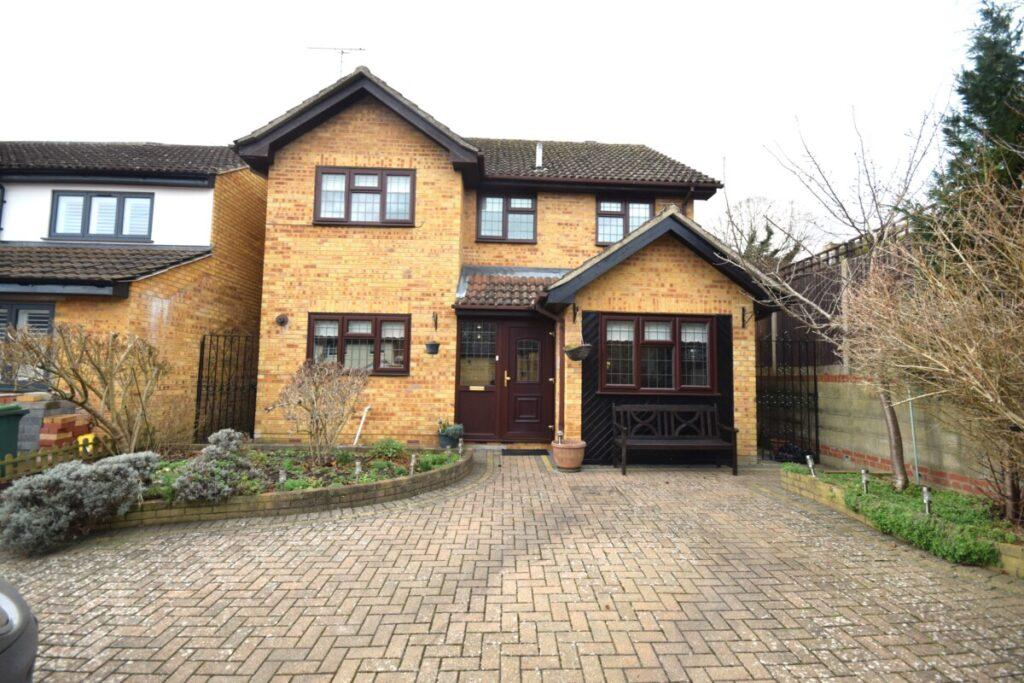 Blythwood Gardens, Stansted Mountfitchet CM24 4 bed detached house for