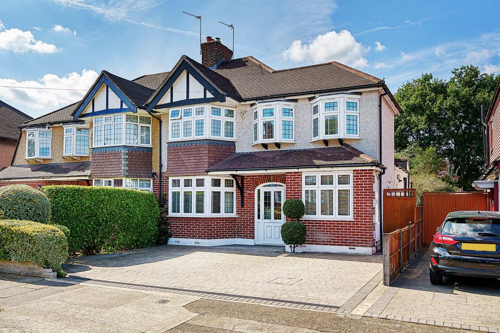 Walsingham Gardens, Epsom, KT19 4 bed semidetached house for sale £