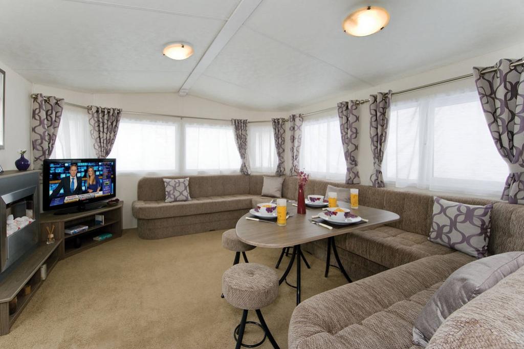 Bromley deluxe caravan lounge2 1181x787