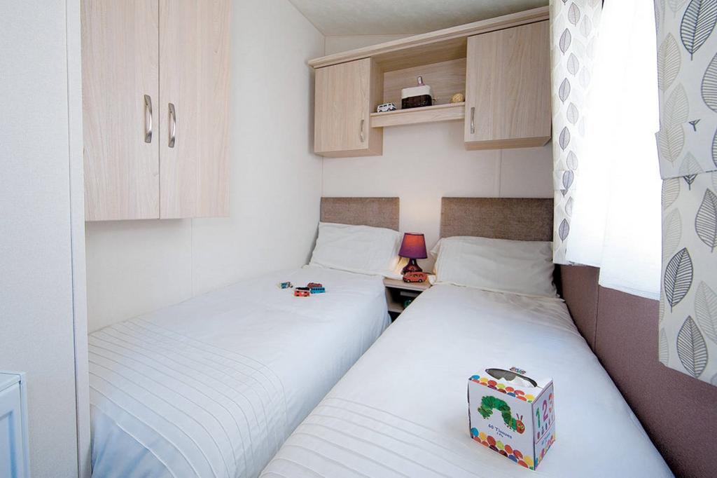 Bromley-deluxe-caravan-twin-1181x787