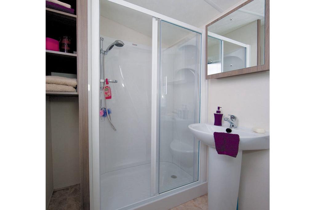 Bromley-deluxe-caravan-shower-1181x787
