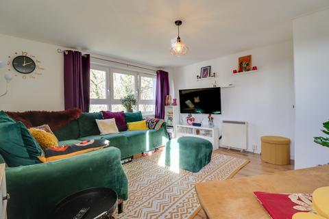 2 bedroom maisonette for sale, THORNHILL! TWO DOUBLE BEDROOMS! NO CHAIN! SPLIT LEVEL!