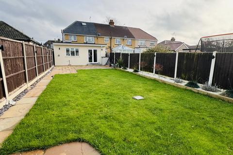 3 bedroom semi-detached house to rent - Ashford, TW15
