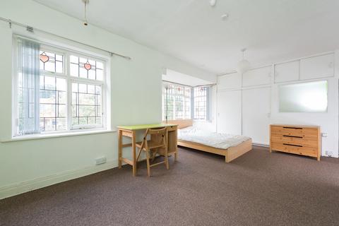 4 bedroom flat to rent, 1 Dennistead Crescent, LS6 3PU