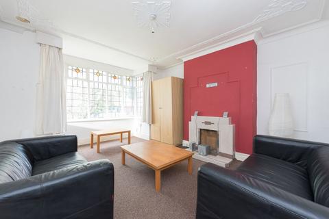 4 bedroom flat to rent, 1 Dennistead Crescent, LS6 3PU