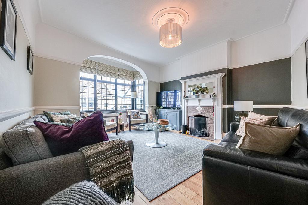 Leigh Road, Leighonsea, SS9 3 bed apartment for sale £475,000