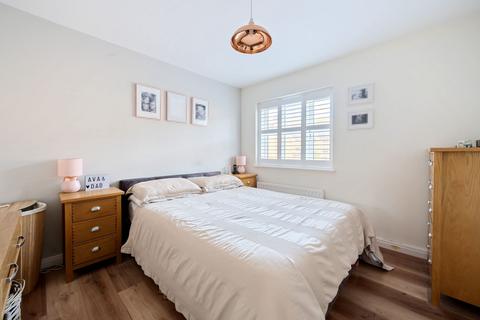 6 Longsdon Way, Caterham, CR3 6BN