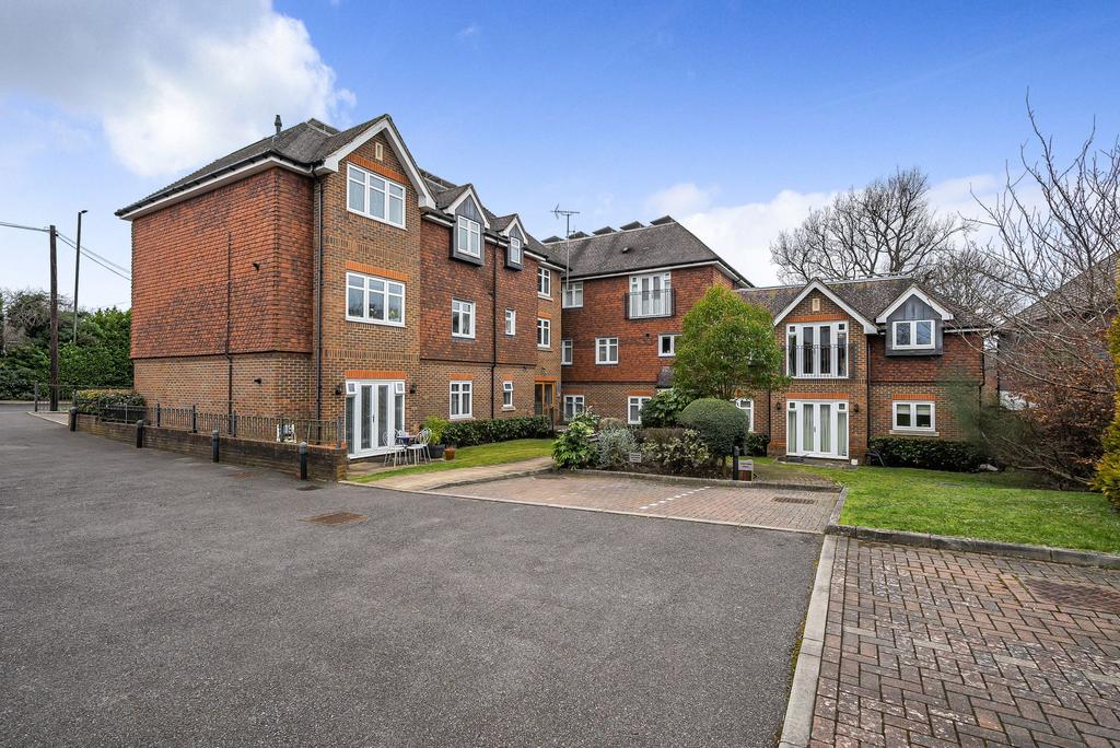 Warlingham CR6 2 bed ground floor flat for sale £400,000