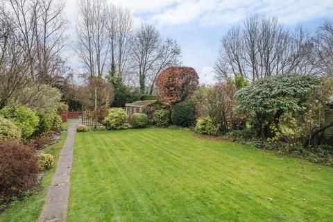 17 Hornchurch Hill, Whyteleafe, CR3 0DA