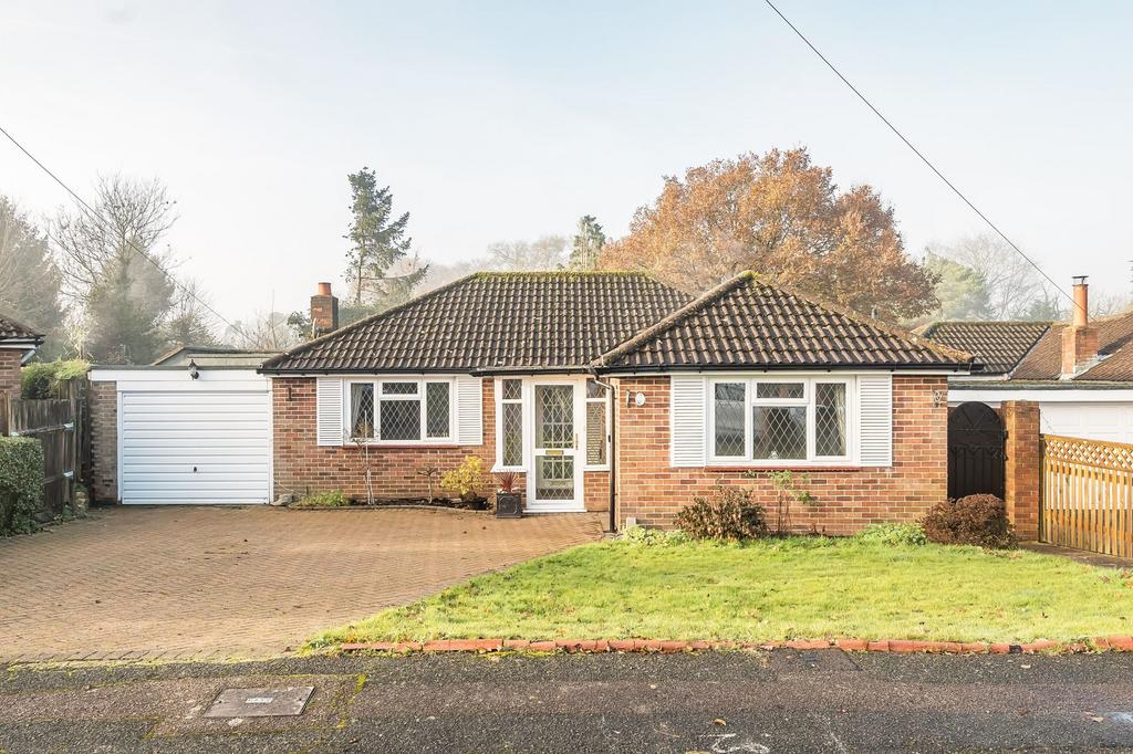 Parsonage Close, Warlingham CR6 3 bed detached bungalow £650,000