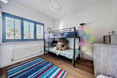 18 Foxon Close, Caterham, CR3 5SY
