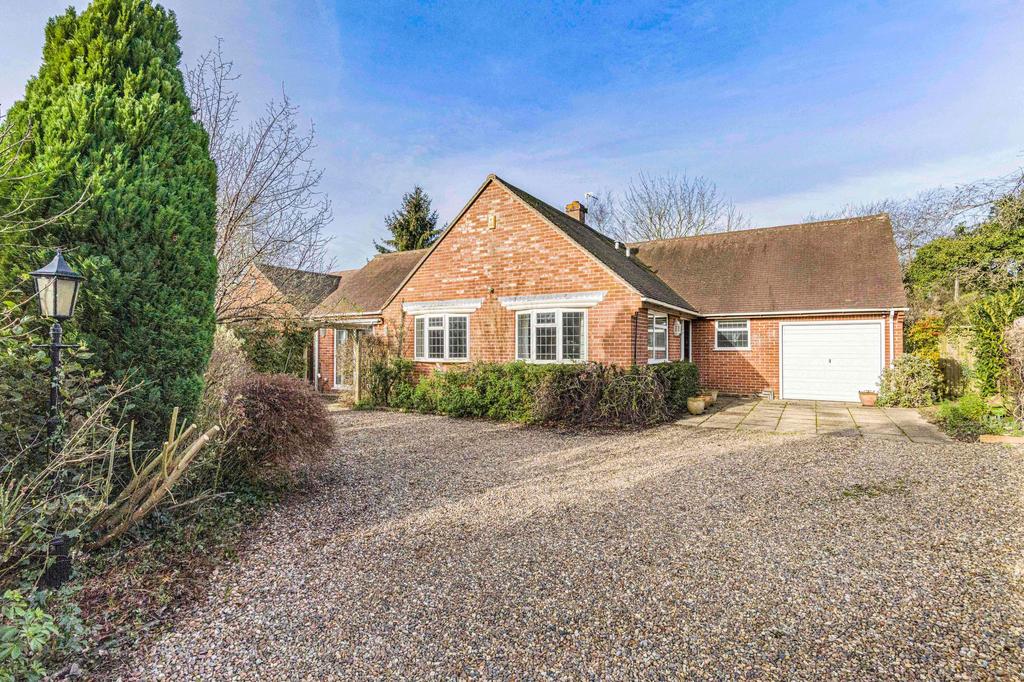 Westfield Road, Wheatley, OX33 3 bed detached bungalow for sale £695,000