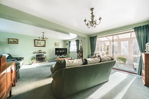 4 Kingham Drive, Carterton, OX18 3HU