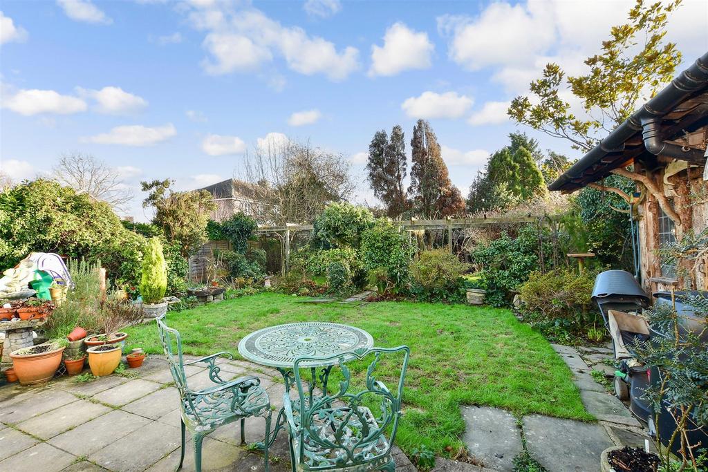 Southwater Street, Southwater, Horsham, West Sussex 3 bed link detached