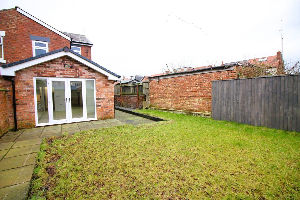 Land Lane, Crossens, Southport, PR9 2 bed terraced house £875 pcm (£