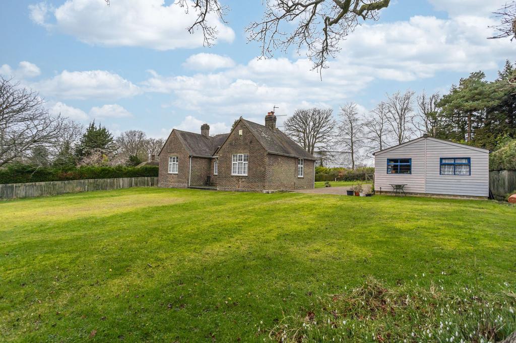 Upper Hartfield, Hartfield TN7 2 bed detached bungalow for sale £635,000