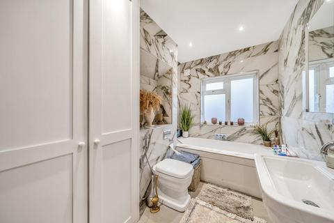 24 Avenue Road, Kingston Upon Thames, KT1 2RB