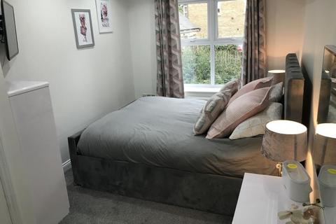 2 bedroom apartment to rent - Carisbrooke Road, Leeds LS16