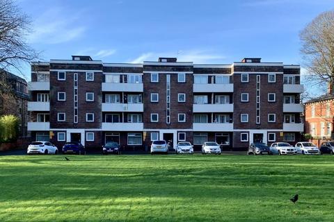 Garage to rent, Cumberland Court, Leeds LS6