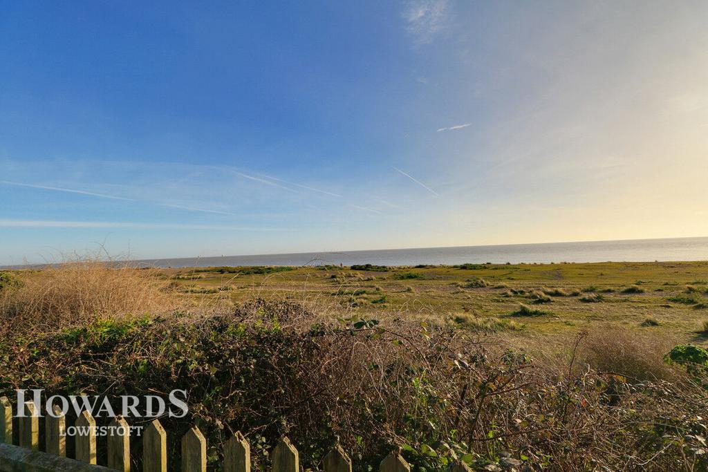 Saxon Road, Pakefield 2 bed terraced house for sale £200,000
