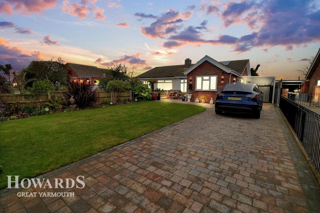 Beach Road, Scratby 2 bed semidetached bungalow for sale £300,000