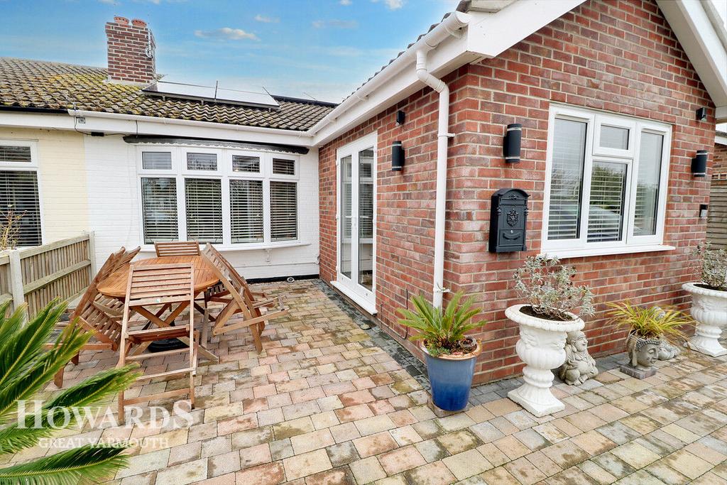 Beach Road, Scratby 2 bed semidetached bungalow for sale £290,000