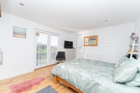 10 Sandall Close, London, W5 1JE