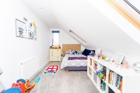 10 Sandall Close, London, W5 1JE