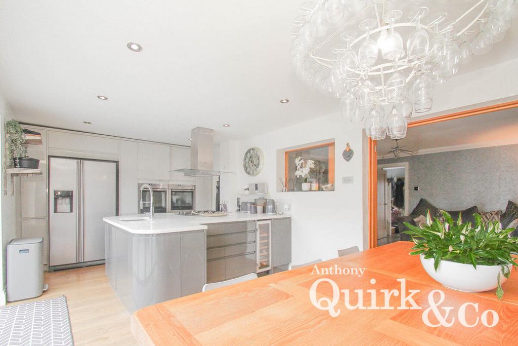 Eton Close, Canvey Island, SS8 5 bed detached house for sale £375,000