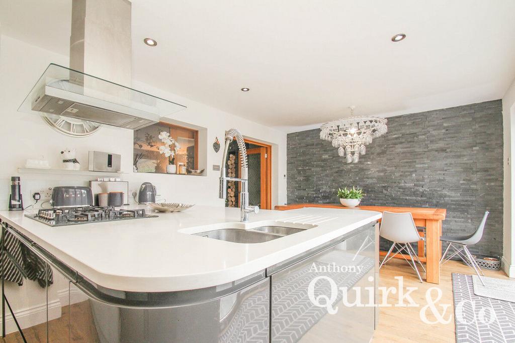 Eton Close, Canvey Island, SS8 5 bed detached house for sale £375,000