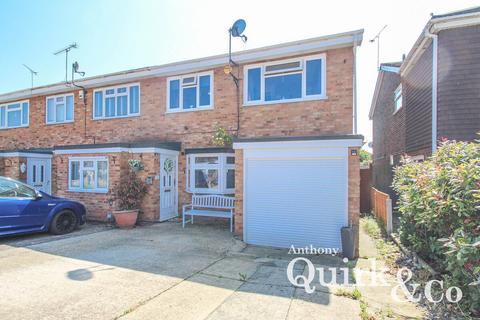 Canvey Island - 4 bedroom end of terrace house for sale