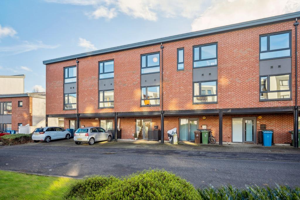 Shuna Crescent, Ruchill, Glasgow, G20 9QS 3 bed townhouse £235,000