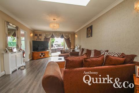 4 bedroom semi-detached bungalow for sale, The Driveway, Canvey Island, SS8