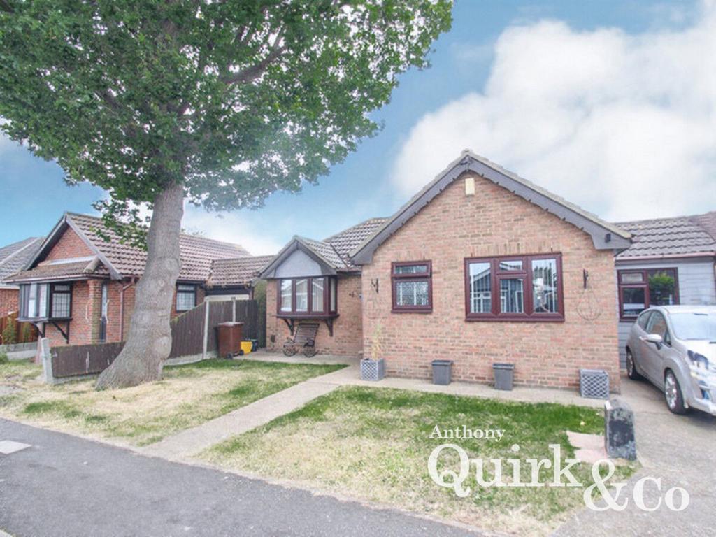 Canvey Island SS8 2 bed detached bungalow for sale £325,000