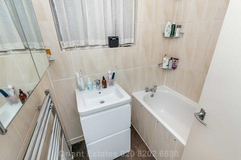 8 Rydal Close, London, NW4 1LE