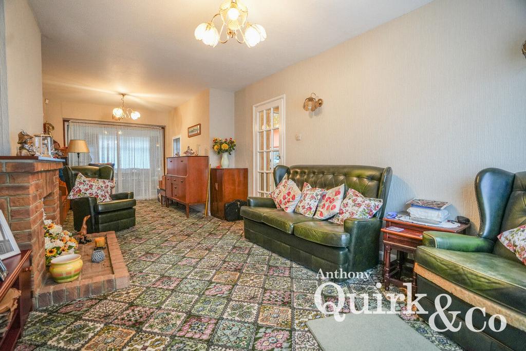 St. Lukes Close, Canvey Island, SS8 3 bed detached house for sale £