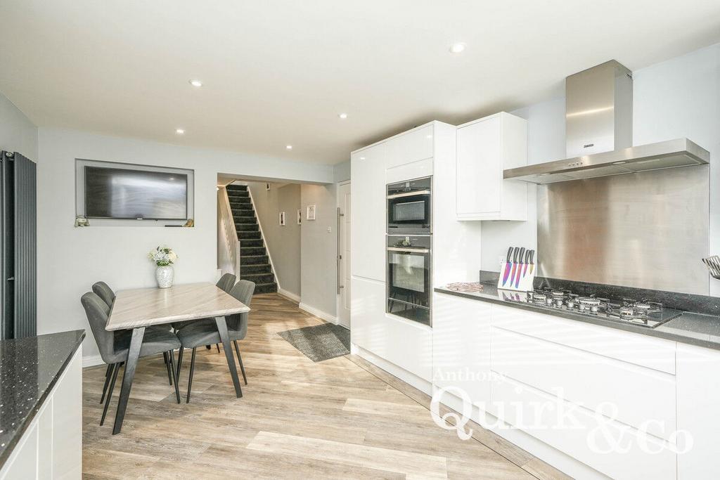 Rainbow Road, Canvey Island, SS8 4 bed detached house for sale £425,000