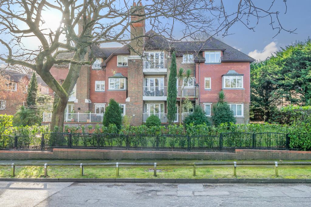 Carrington Place, Esher Park Avenue, Esher, KT10 2 bed flat for sale £675,000