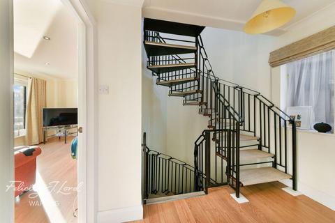 15 Fowey Close, London, E1W 2JP