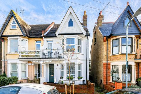 6a Alexandra Road, Leigh-on-sea, SS9 1QD